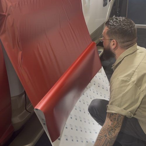 pose covering automobile professionnel en atelier